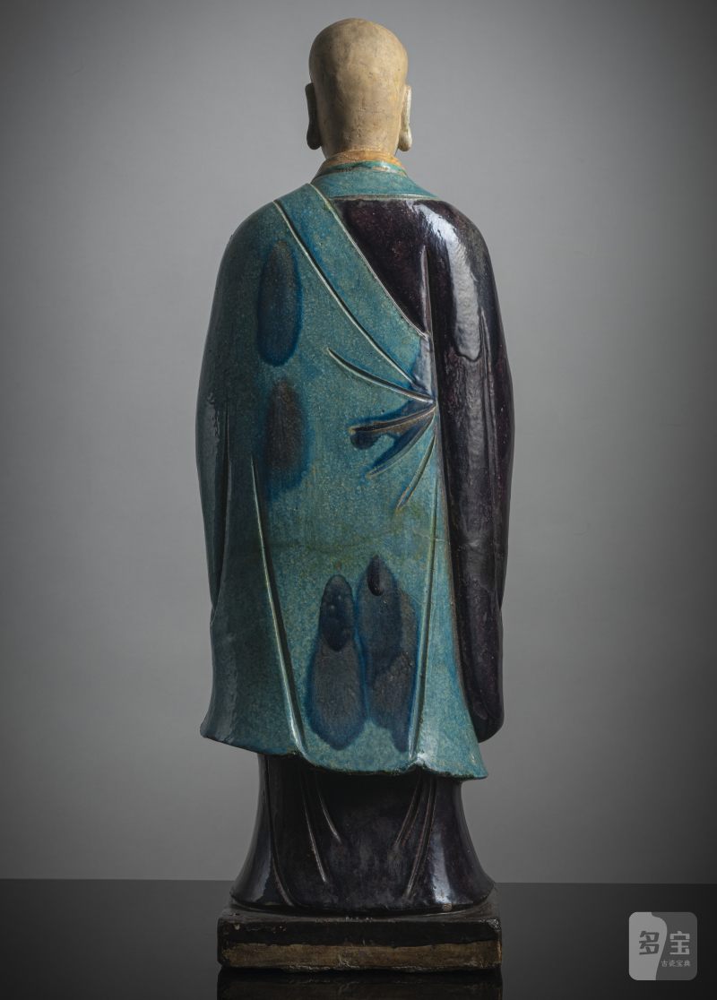 A large pottery figure of a standing Luohan with tricolour glaze, right hand raised - 图2